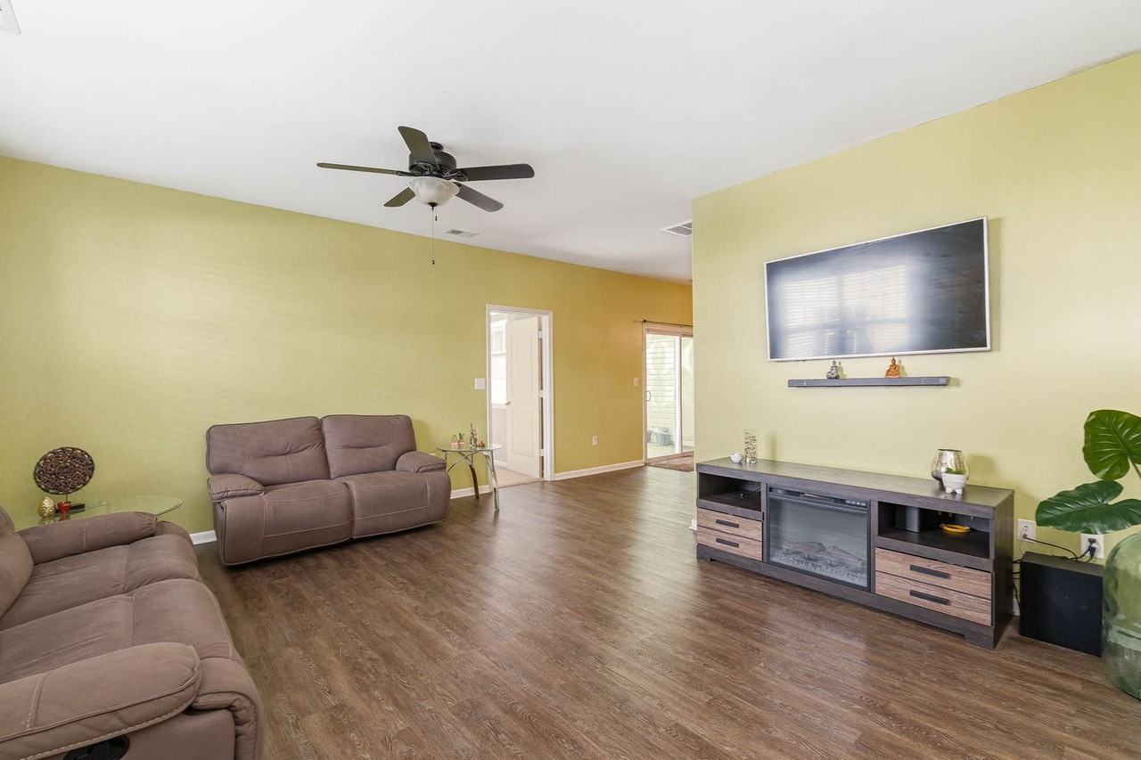 2404 Leytonstone Dr - Photo 7 of 44