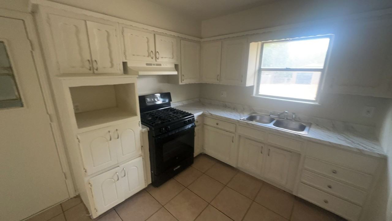1308 Hickory Ln - Photo 2 of 4