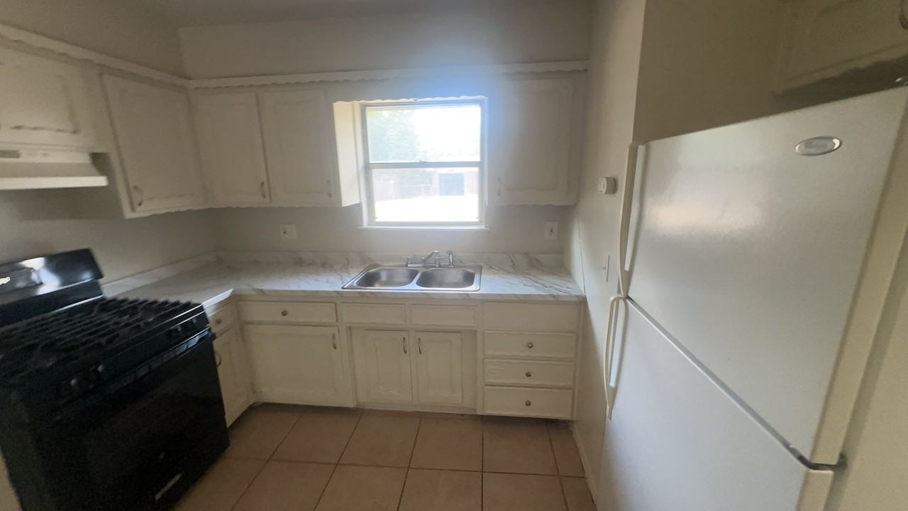 1308 Hickory Ln - Photo 3 of 4