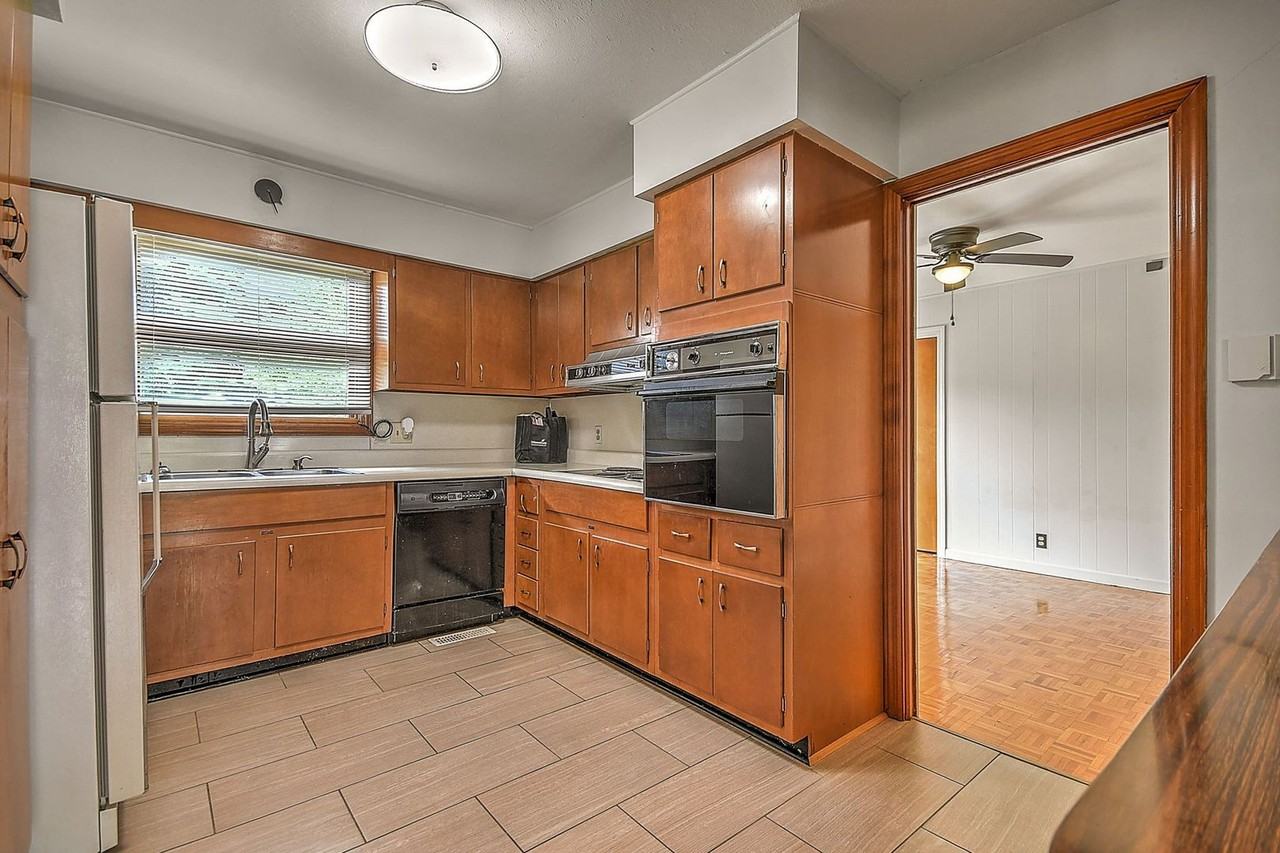 1808 Sherwood Pl - Photo 2 of 32