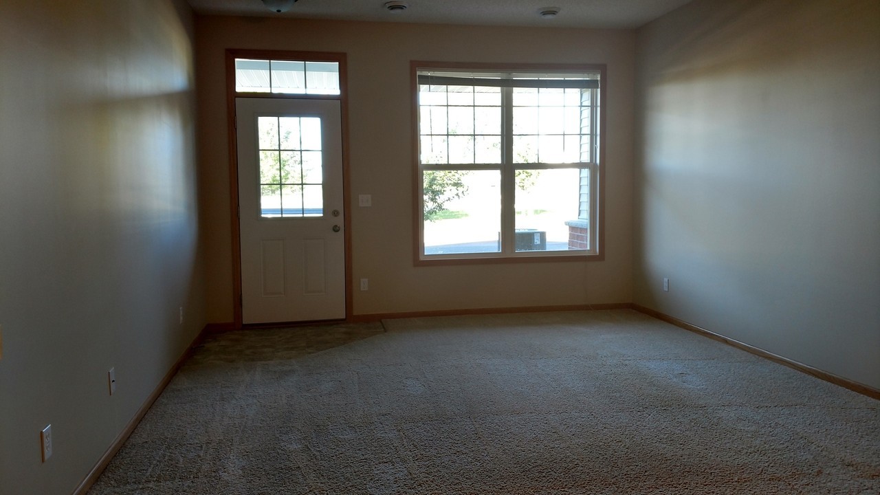 943 Willow Glen Dr - Photo 3 of 5