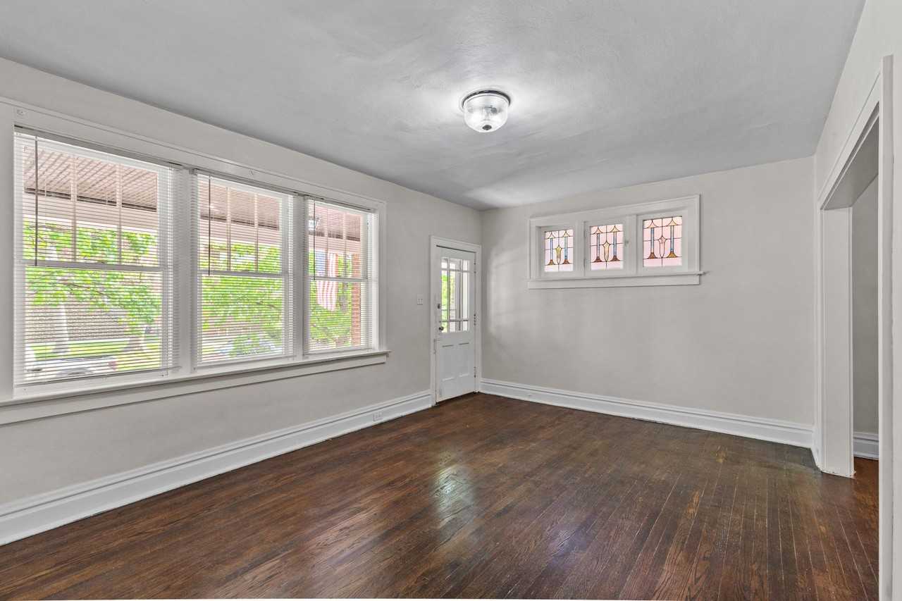 4460 Russell - Photo 2 of 17