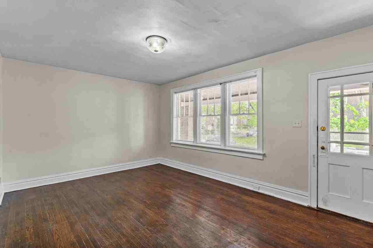4460 Russell - Photo 3 of 17