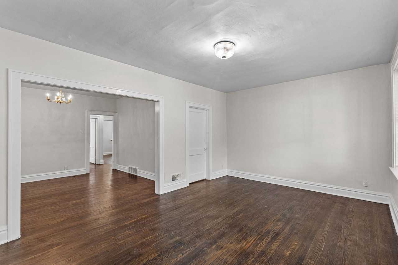 4460 Russell - Photo 4 of 17