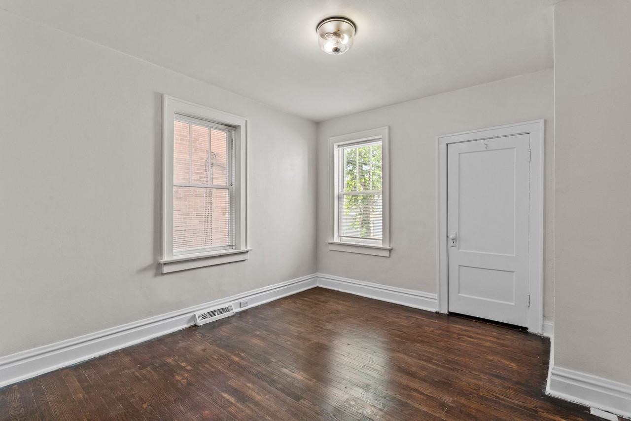 4460 Russell - Photo 7 of 17