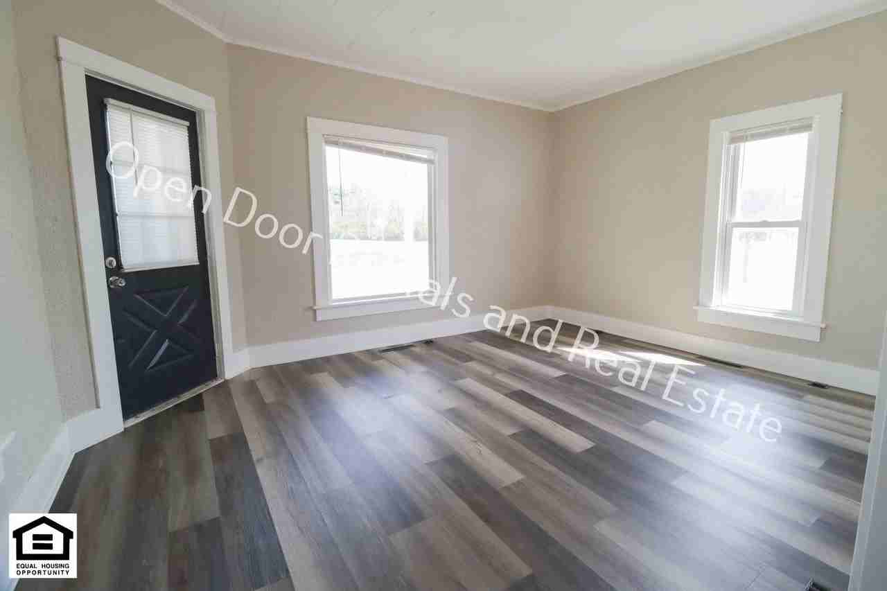 1327 S Cedar St - Photo 3 of 12