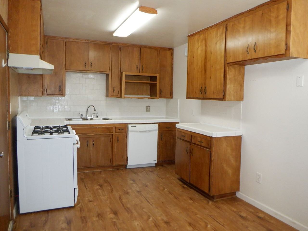 209 Pine Ct - Photo 2 of 4