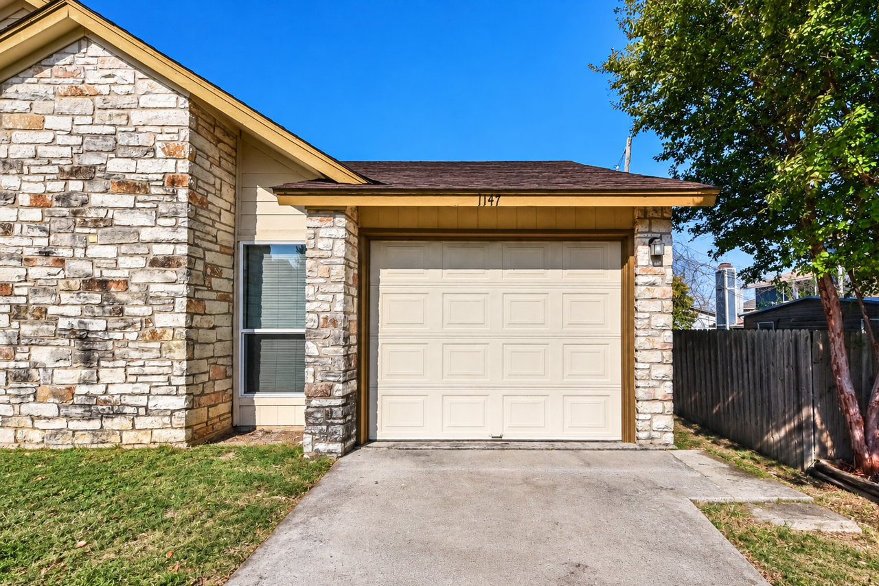 1147 Royal Crest Dr - Photo 3 of 15