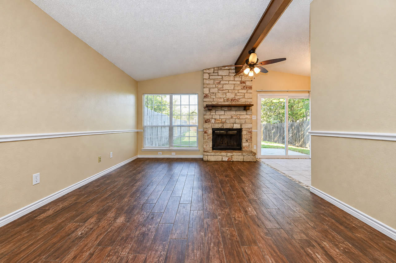1147 Royal Crest Dr - Photo 4 of 15