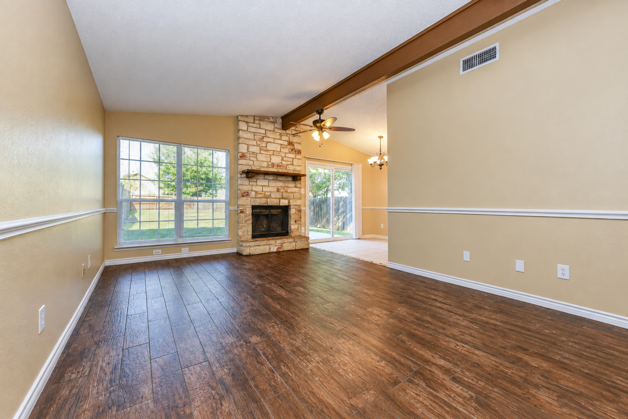 1147 Royal Crest Dr - Photo 5 of 15