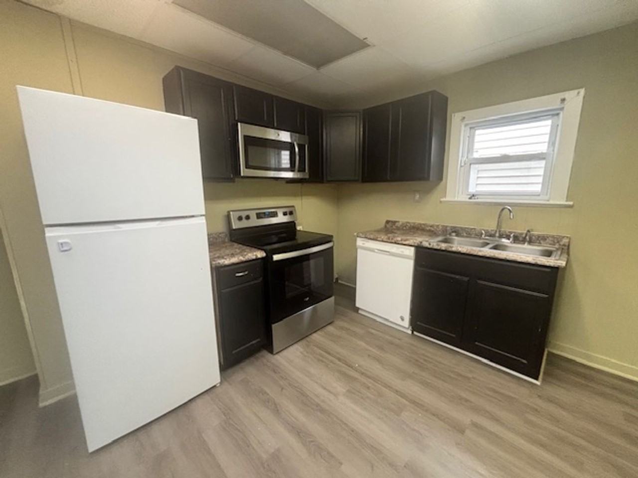 2452 W Maryland St - Photo 4 of 16