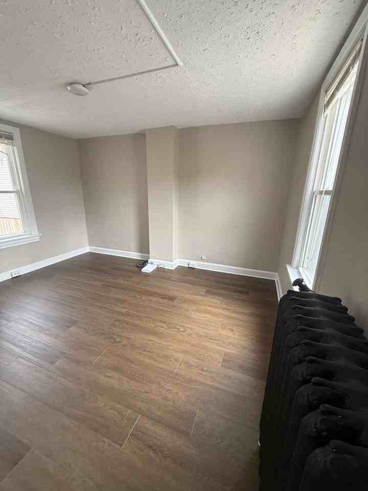 412 E Franklin St - Photo 4 of 17