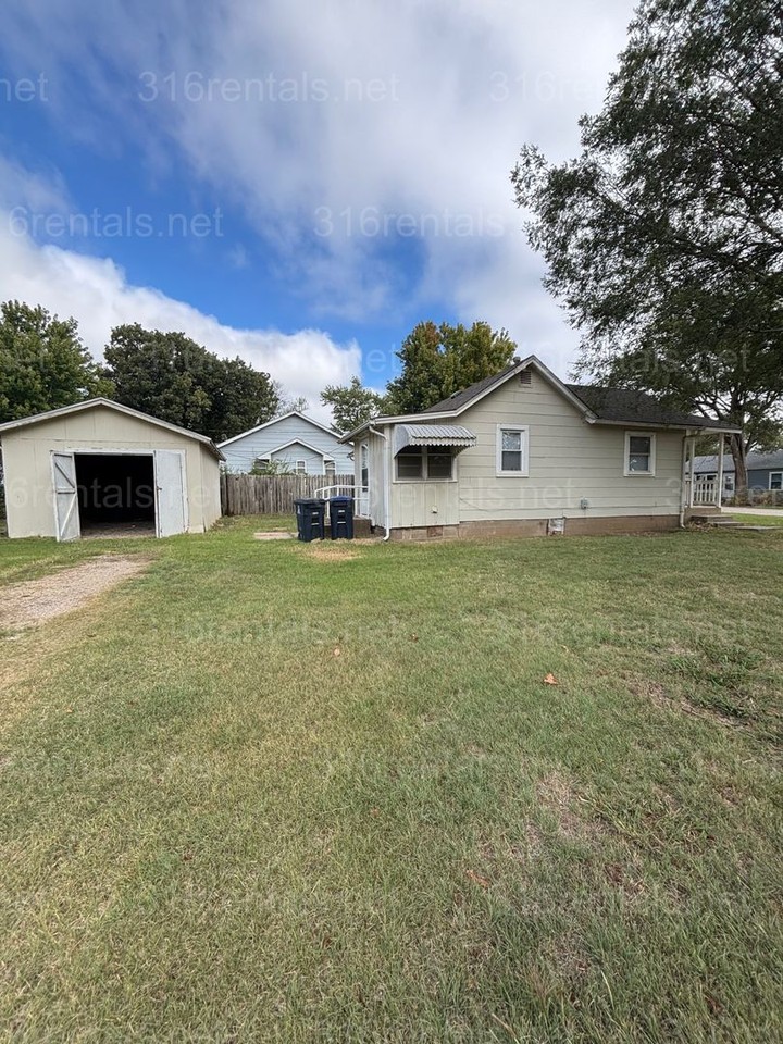405 Hillcrest St - Photo 2 of 16