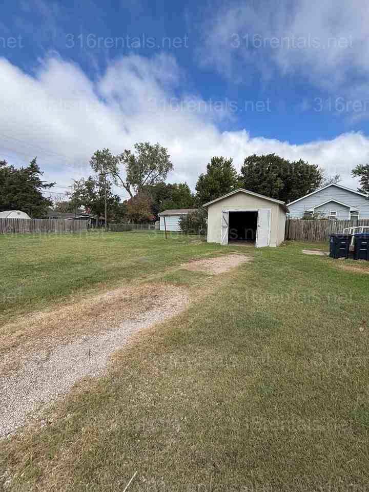 405 Hillcrest St - Photo 3 of 16