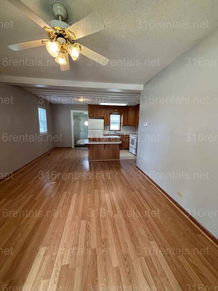 405 Hillcrest St - Photo 4 of 16
