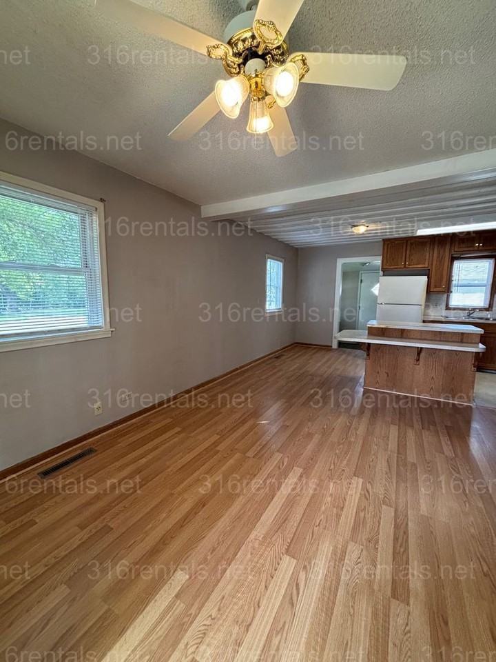 405 Hillcrest St - Photo 5 of 16