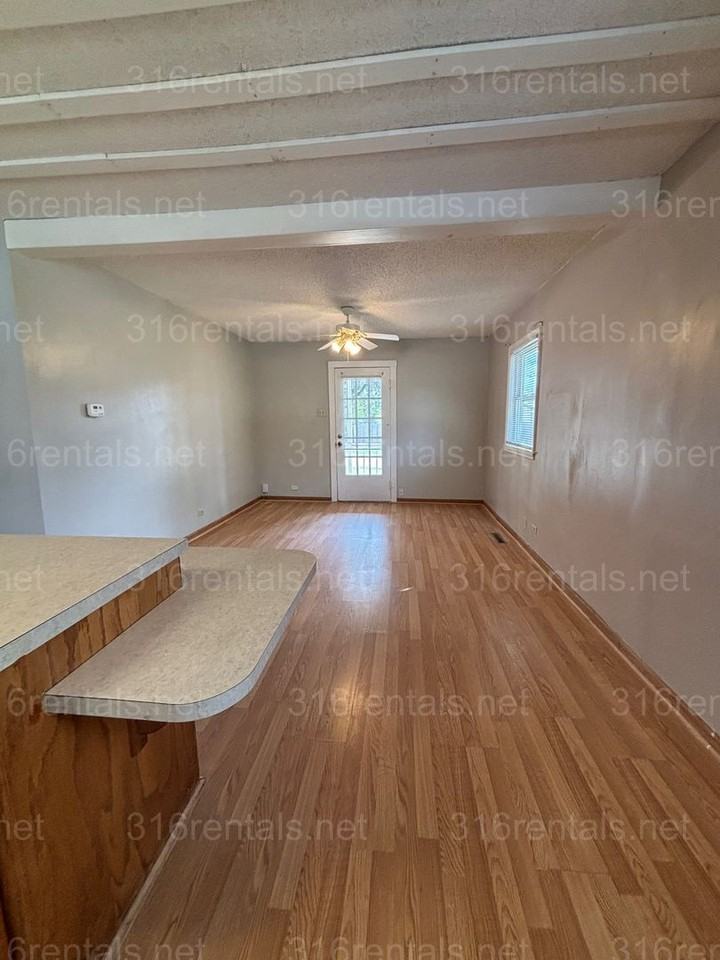 405 Hillcrest St - Photo 7 of 16