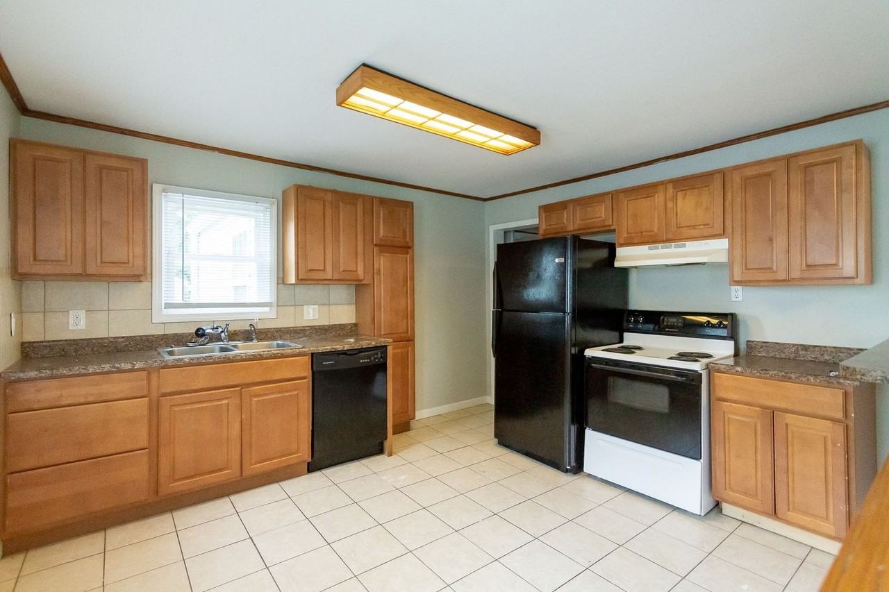 2017 N Maplewood Ave - Photo 5 of 14