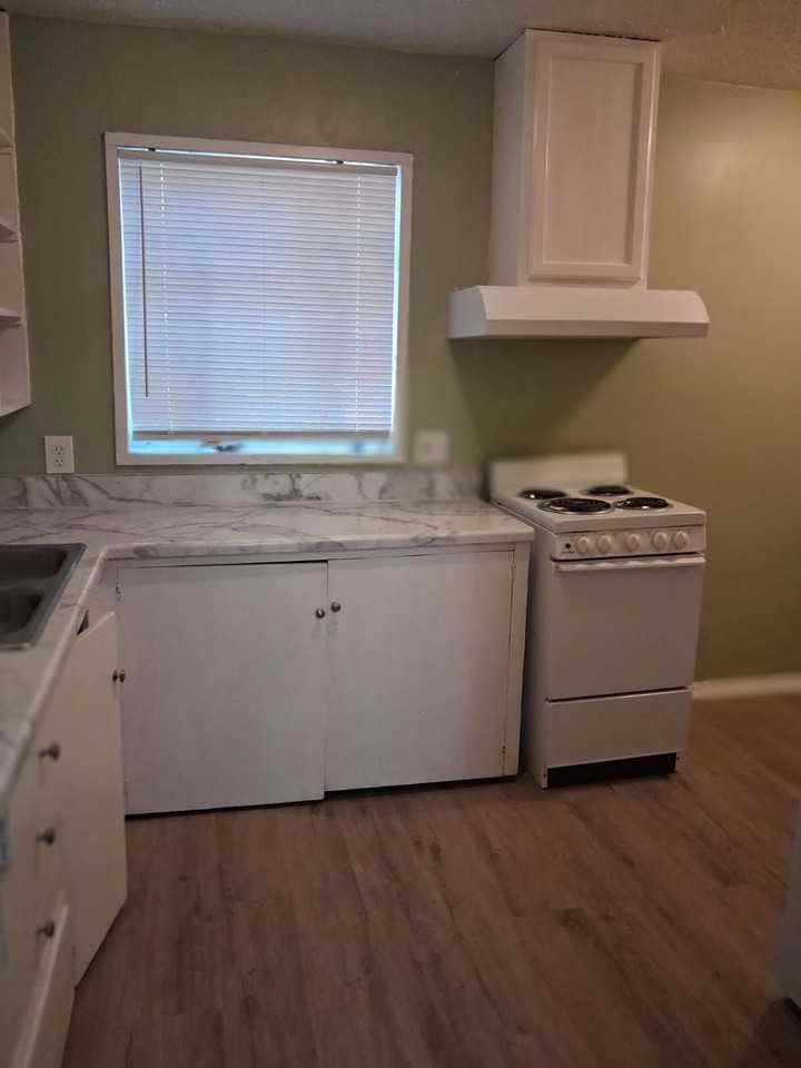 2418 Alma St - Photo 2 of 10