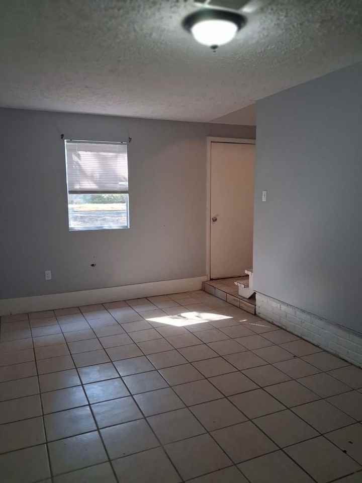 2418 Alma St - Photo 4 of 10