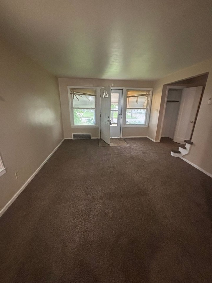 1487 E 250th St - Photo 2 of 7