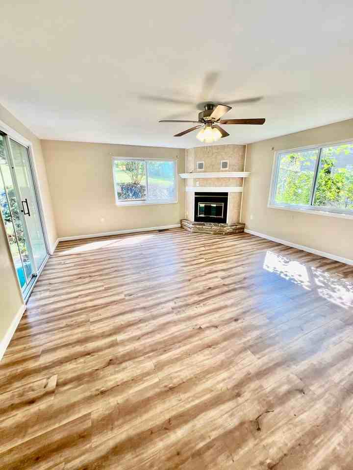 544 Melrose St - Photo 5 of 27
