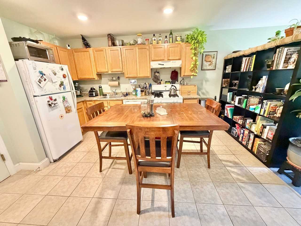 245 Pearl St - Photo 6 of 15