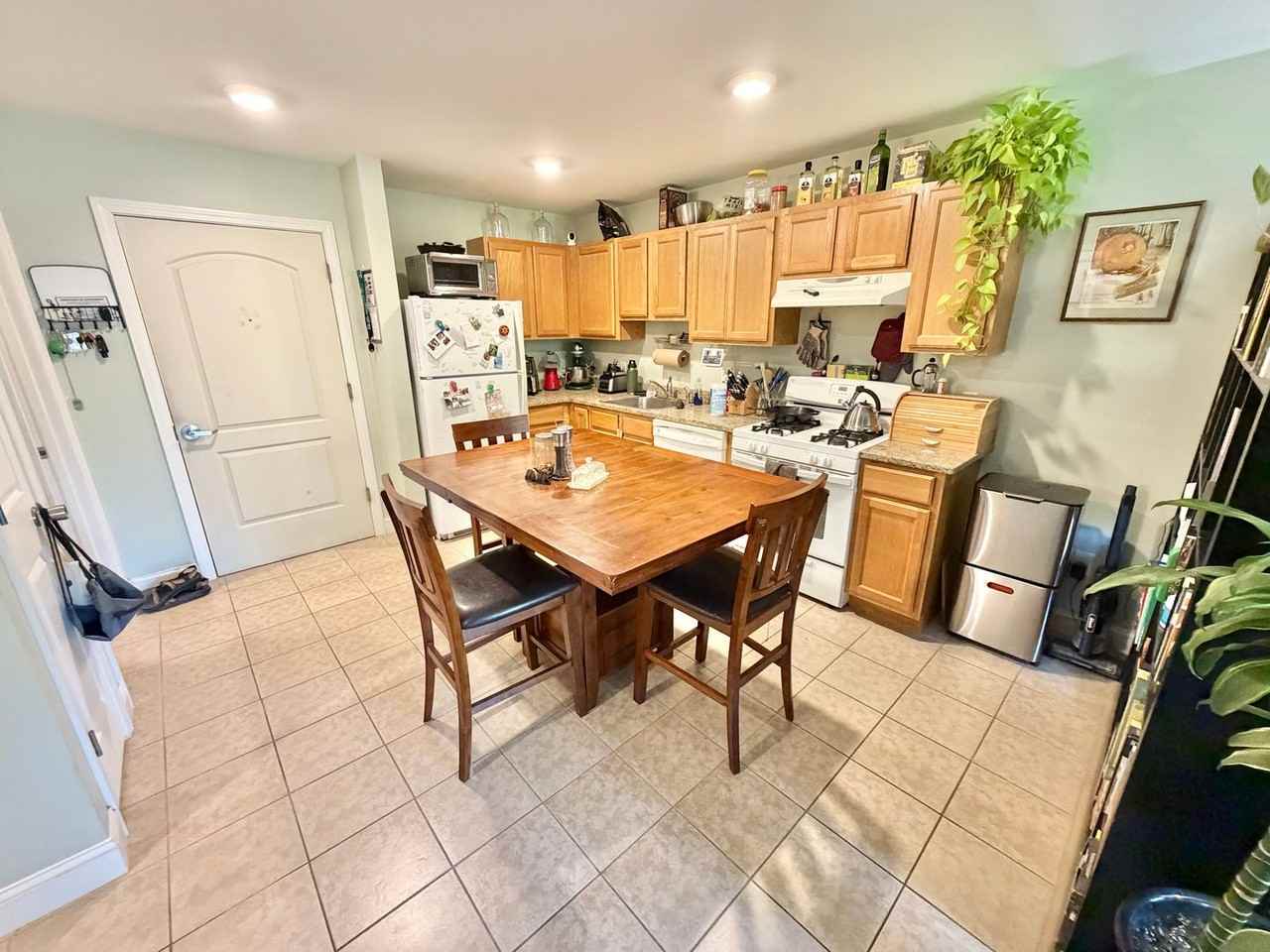 245 Pearl St - Photo 7 of 15