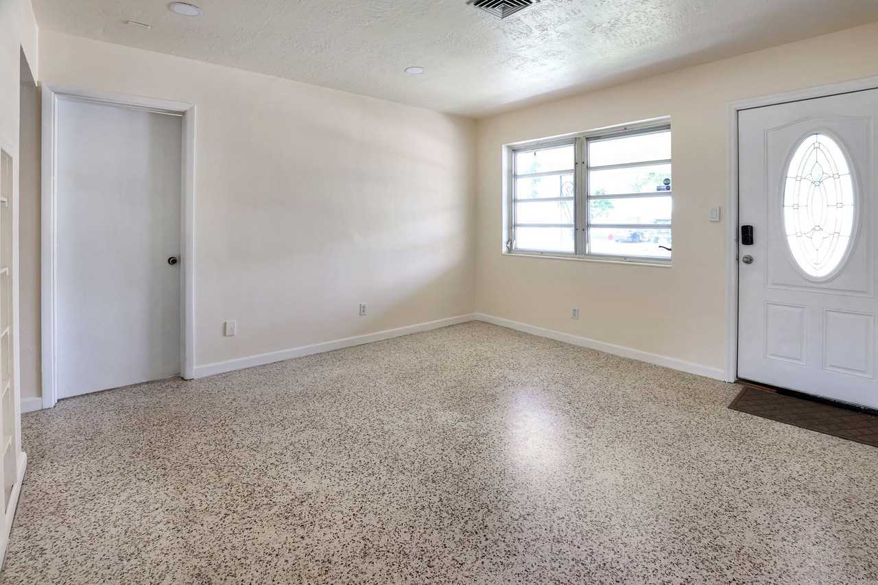 4462 Brooksdale Dr - Photo 4 of 30