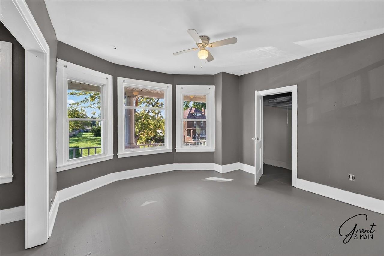 591 Hague St - Photo 3 of 19
