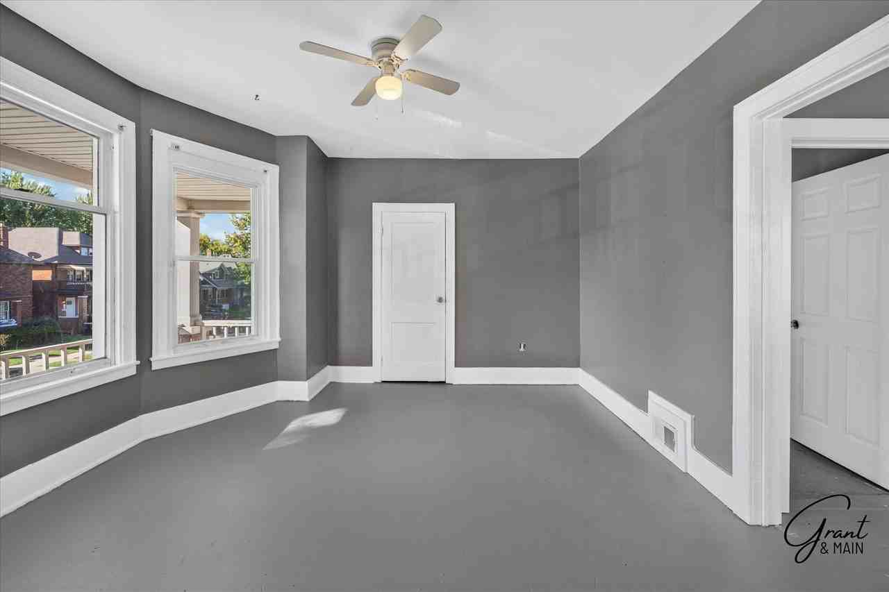 591 Hague St - Photo 4 of 19