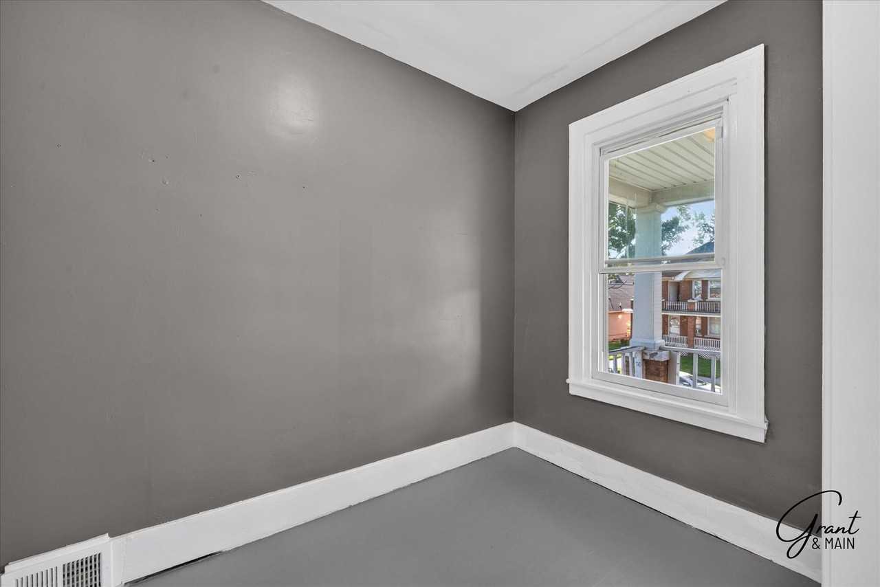 591 Hague St - Photo 6 of 19