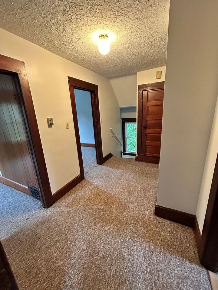 212 Mohican Ave - Photo 2 of 14