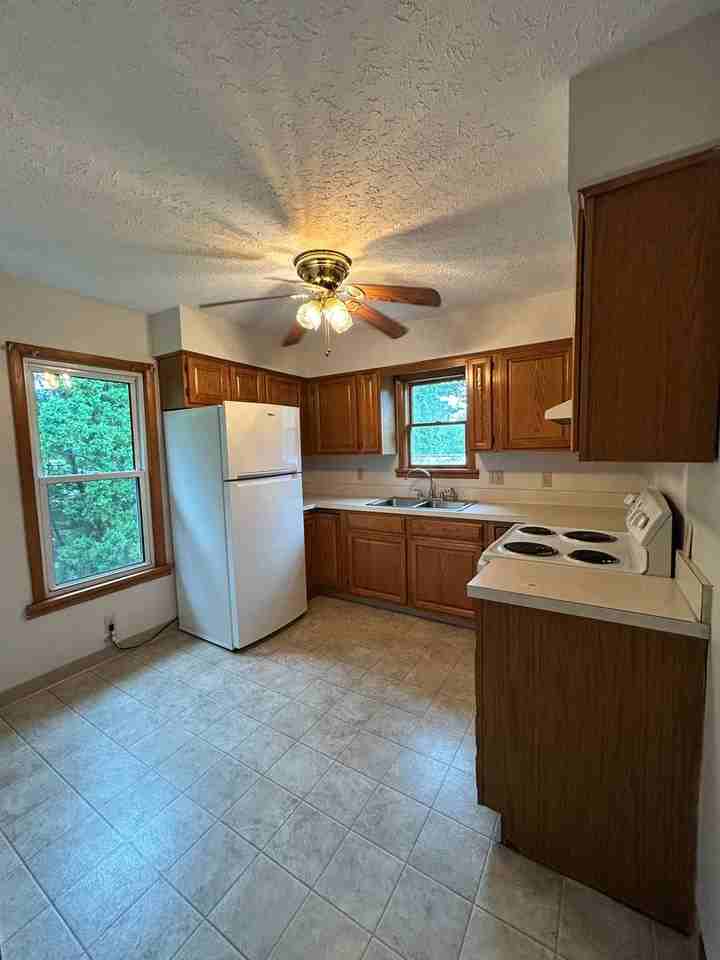 212 Mohican Ave - Photo 3 of 14