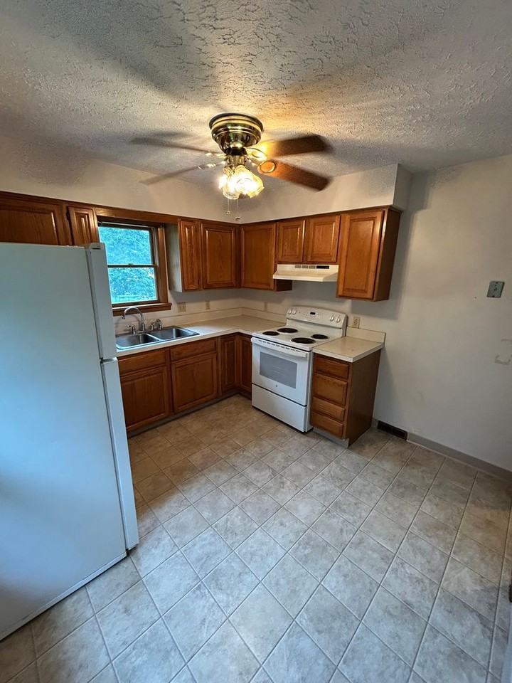 212 Mohican Ave - Photo 4 of 14