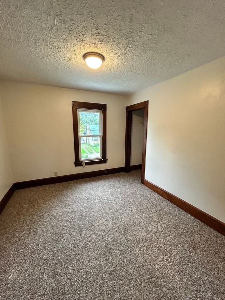 212 Mohican Ave - Photo 5 of 14