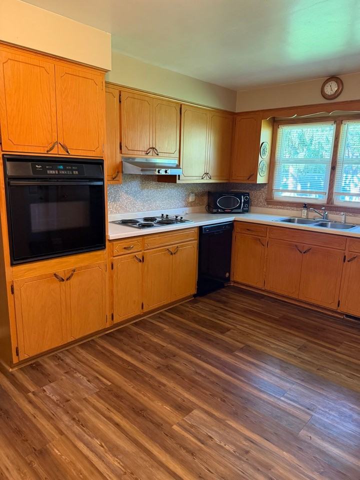 1029 24th Ave N - Photo 3 of 17