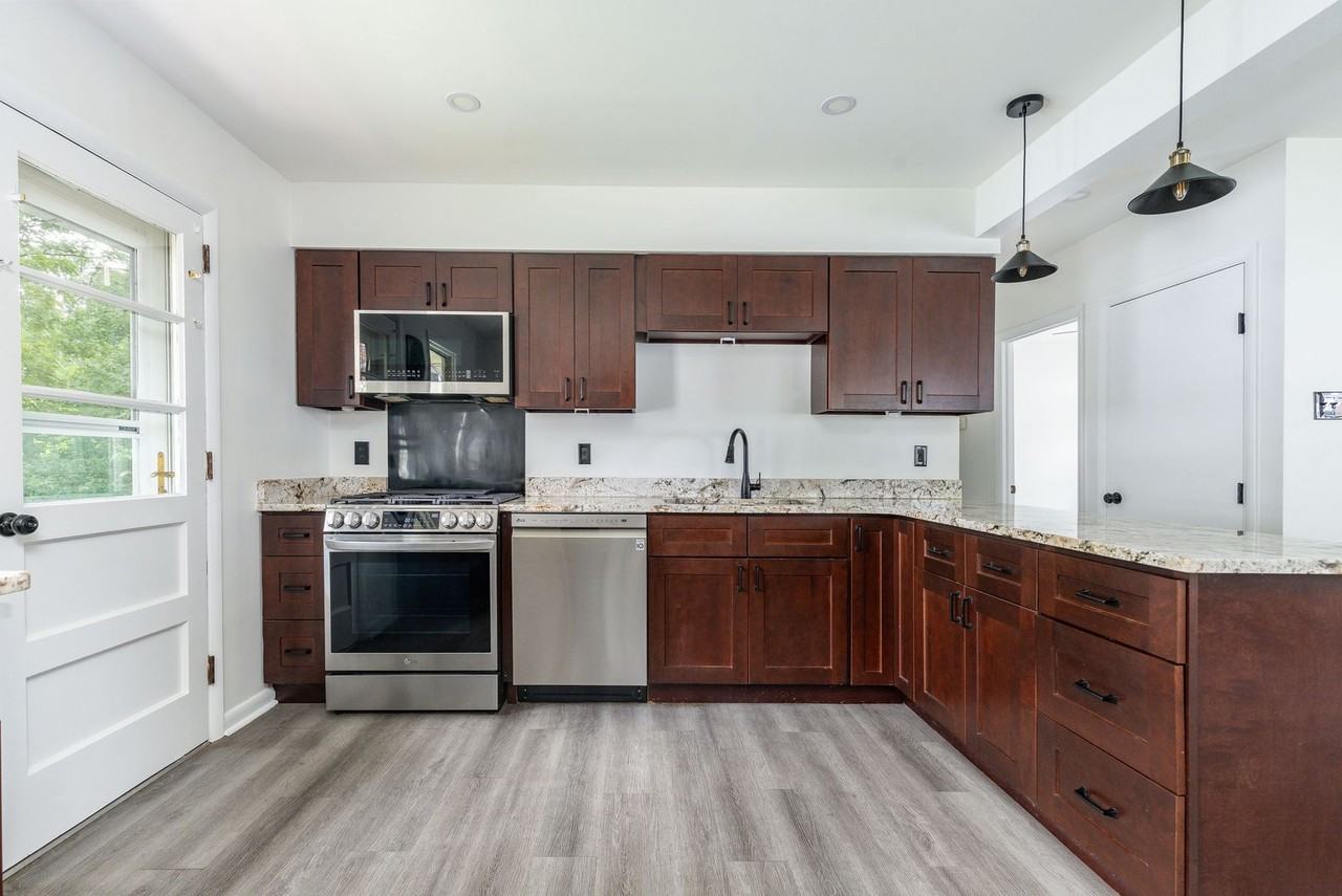 518 Bloomfield Ave - Photo 4 of 31