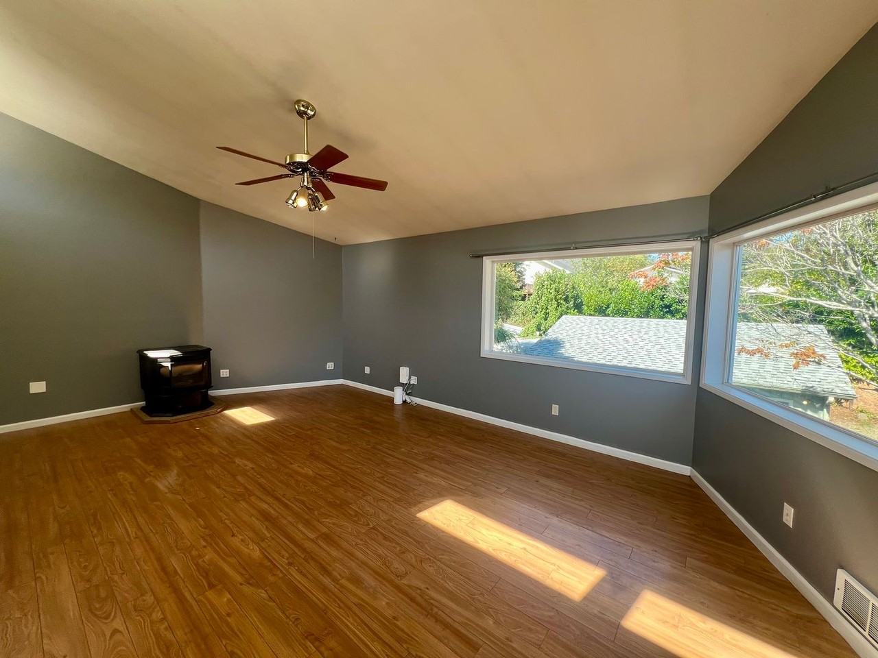 1338 Oregon Ave - Photo 5 of 19