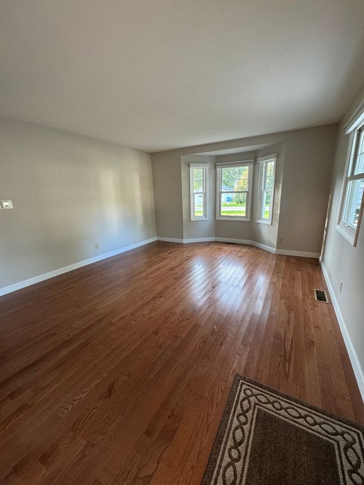309 E Mill St - Photo 2 of 12