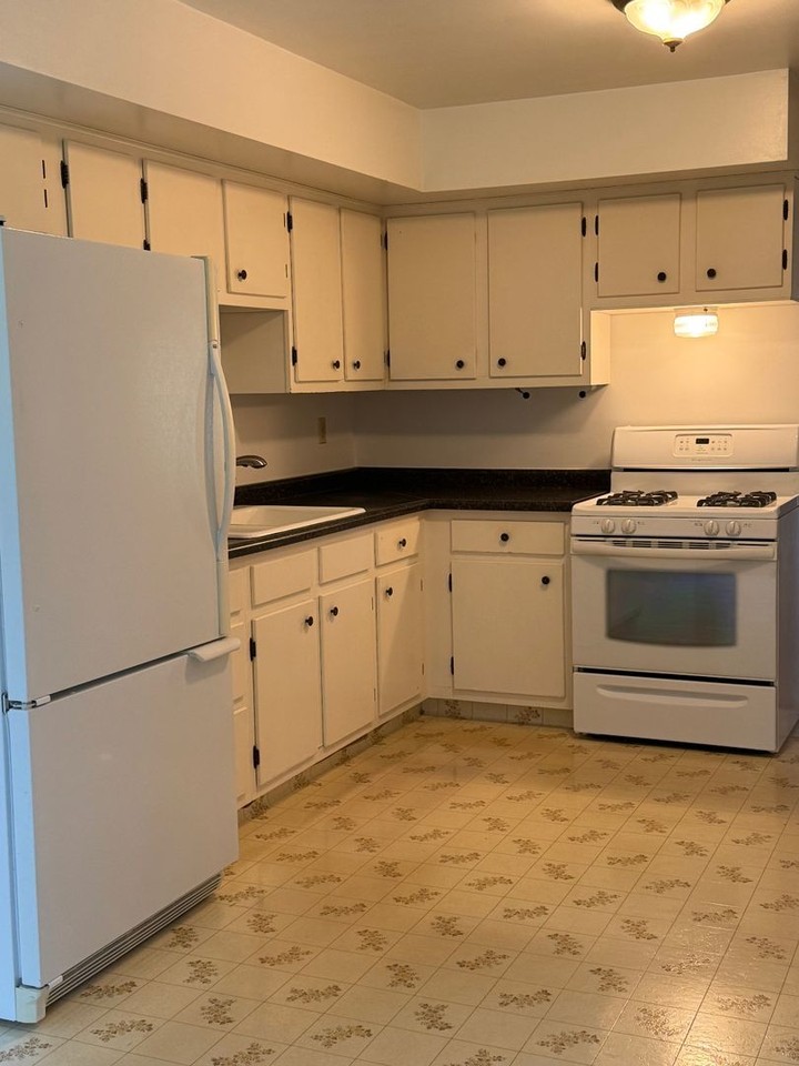 309 E Mill St - Photo 3 of 12