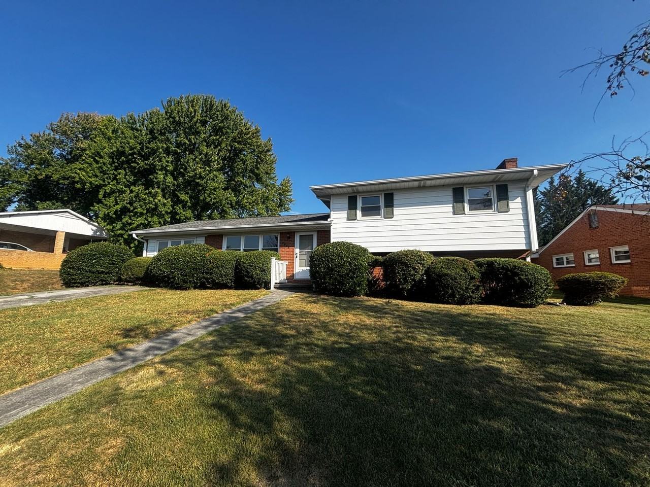 1511 Narcissus St - Photo 2 of 50