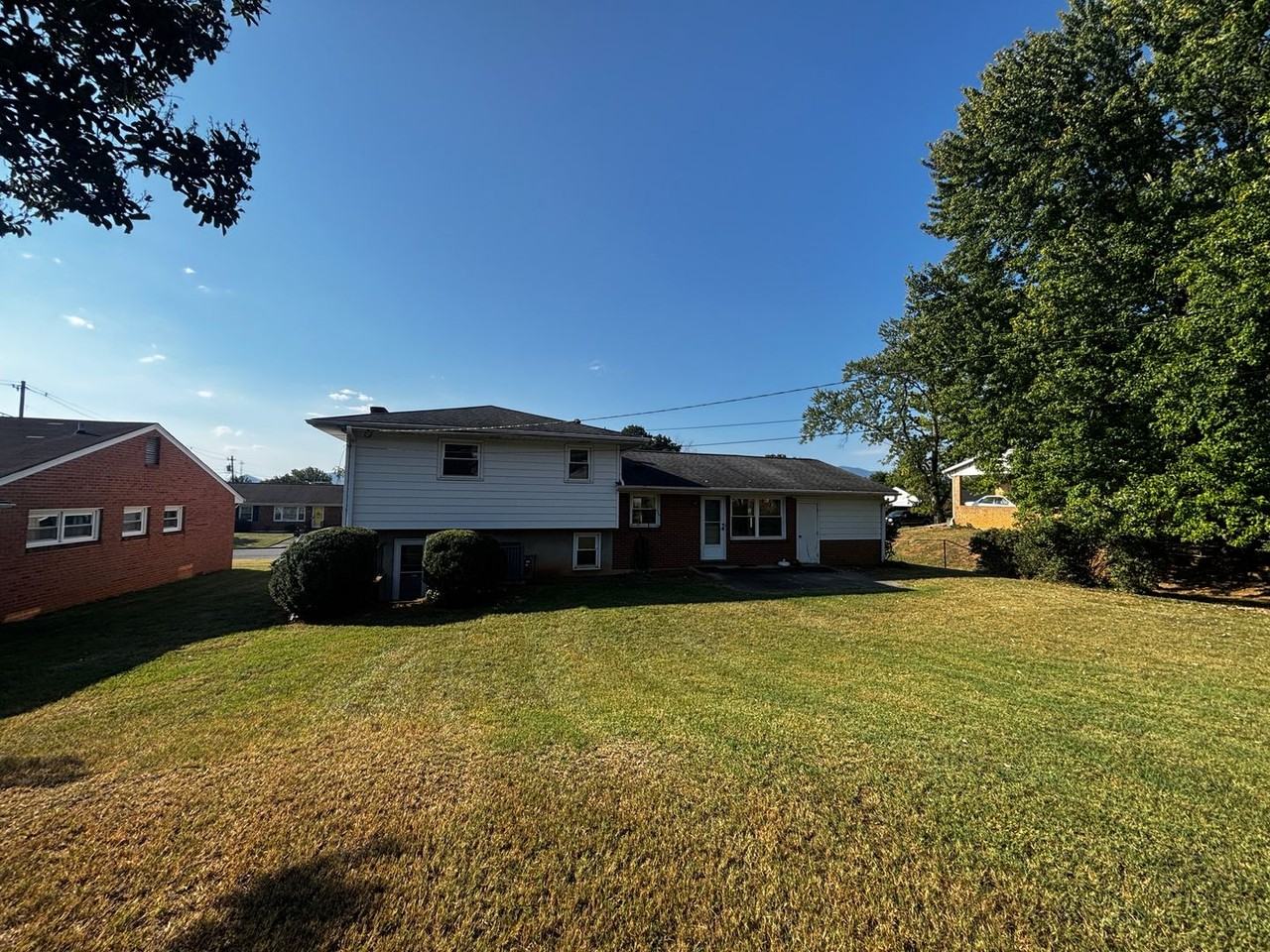 1511 Narcissus St - Photo 3 of 50