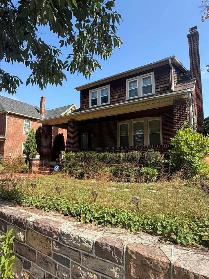 561 Montgomery Ave - Photo 3 of 42