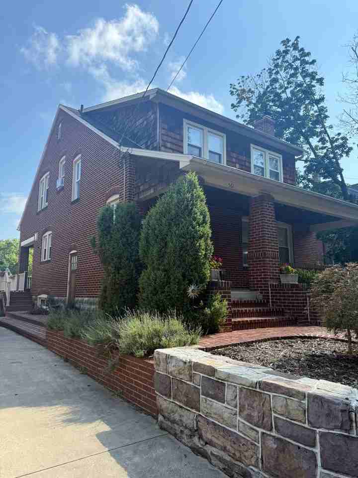 561 Montgomery Ave - Photo 5 of 42