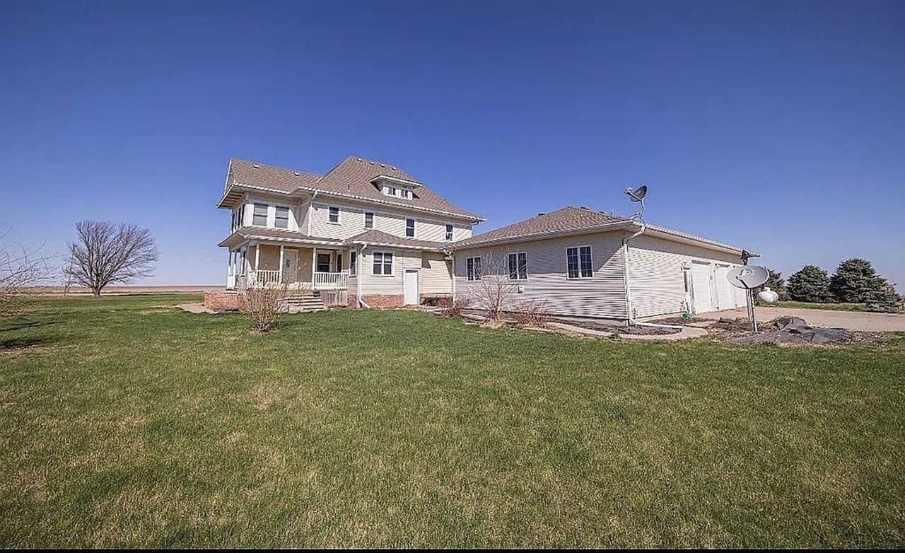 12625 R Rd - Photo 2 of 16