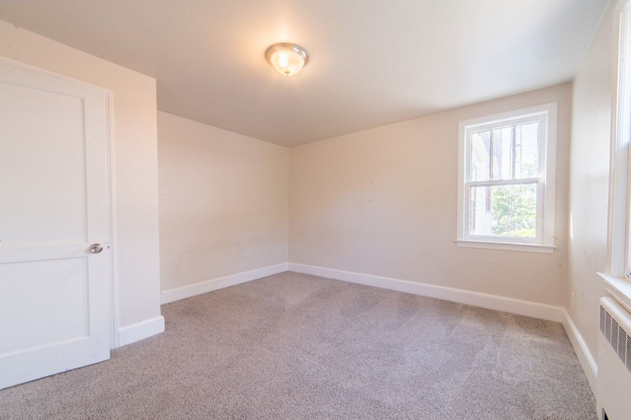 105 Atlantic St - Photo 6 of 9