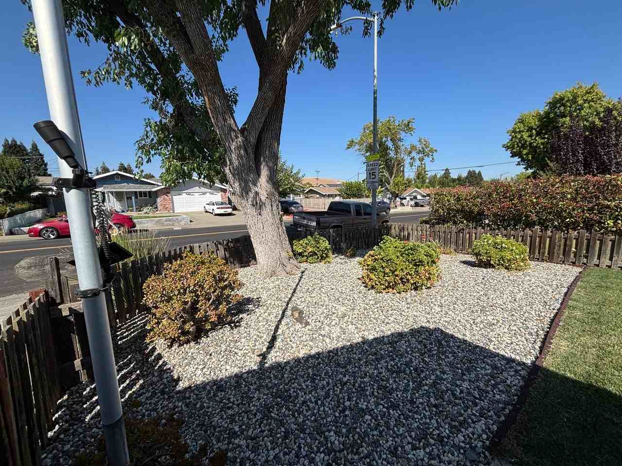 237 Markham Ave - Photo 4 of 27