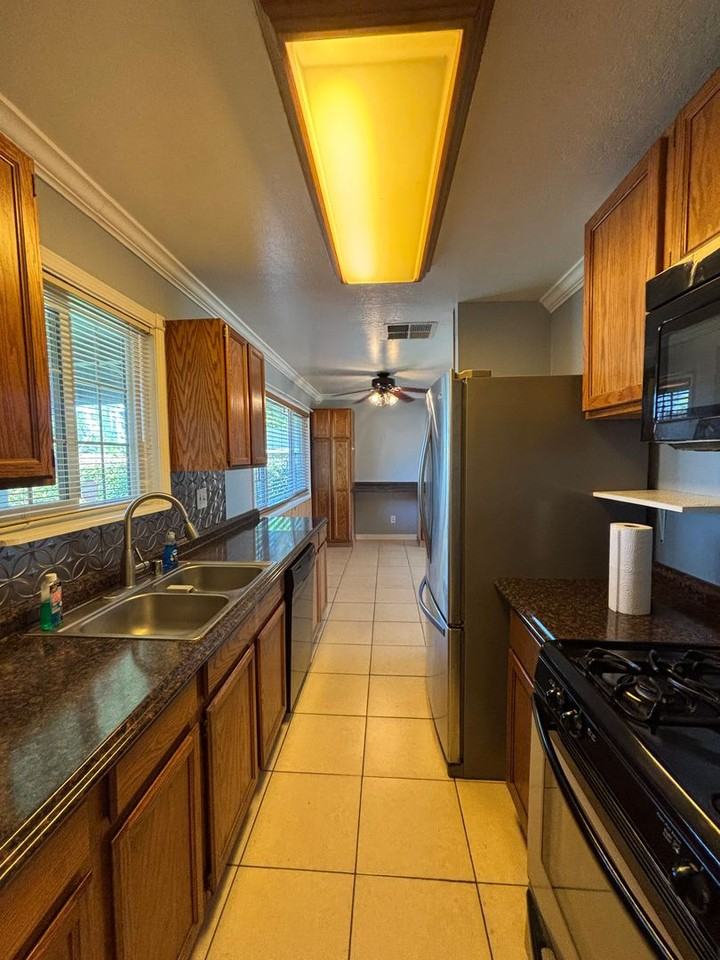 237 Markham Ave - Photo 7 of 27