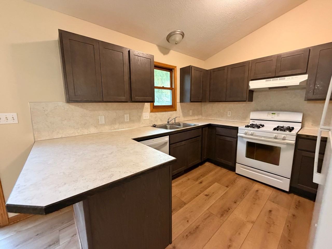 2306 Breton Rd Se - Photo 5 of 25